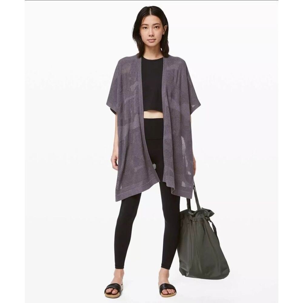 LULULEMON FIND YOUR LIGHT WRAP IN HEATHERED MOONWALK ONE SIZE Excellent Cond.
